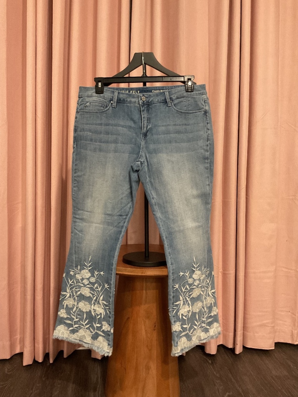 Laurie Felt 14P Bootcut Floral Embroidered Boho Jeans